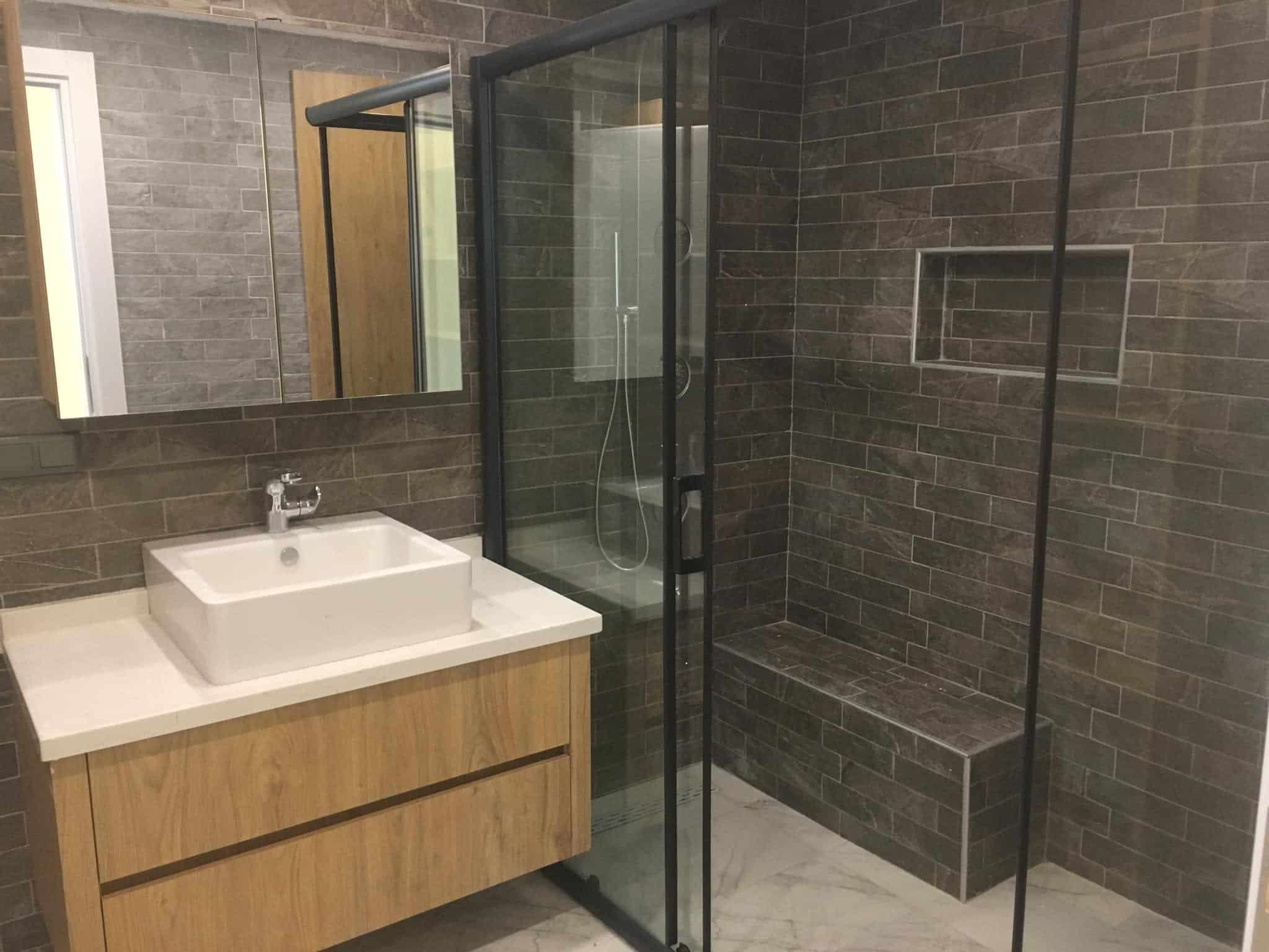 Ahsap banyo dolabi ve siyah dusakabin | Hakkımızda | Antalya Su Tesisat