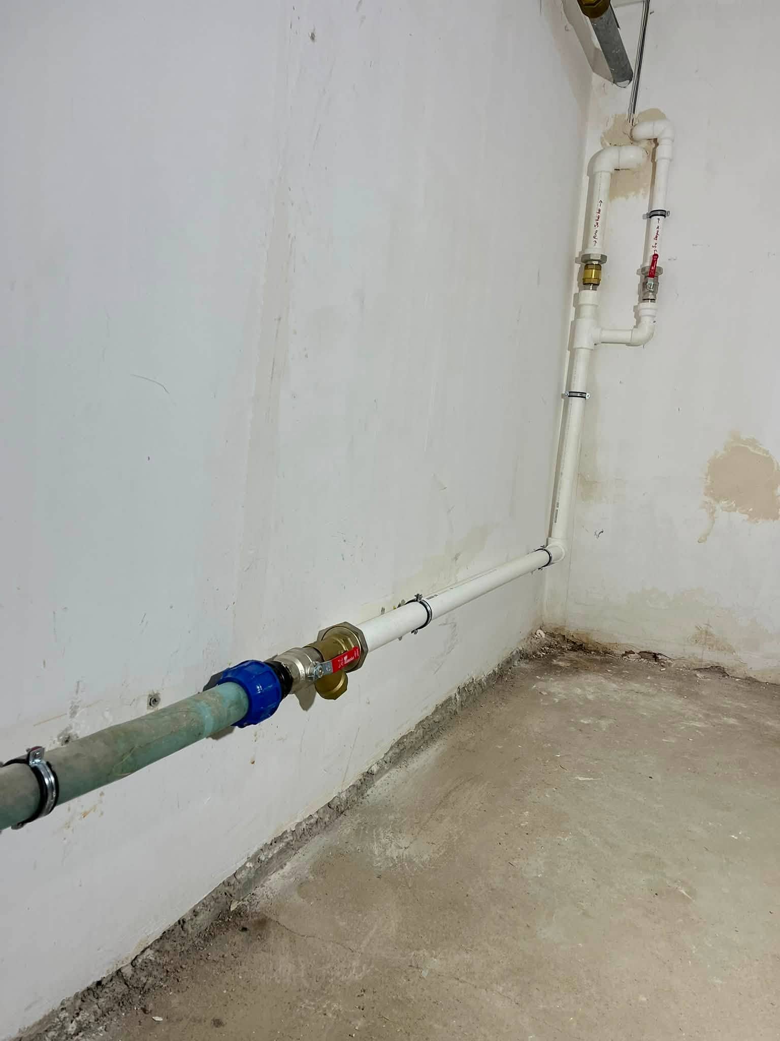 Banyo duvarinda acik su tesisati | İletişim | Antalya Su Tesisat