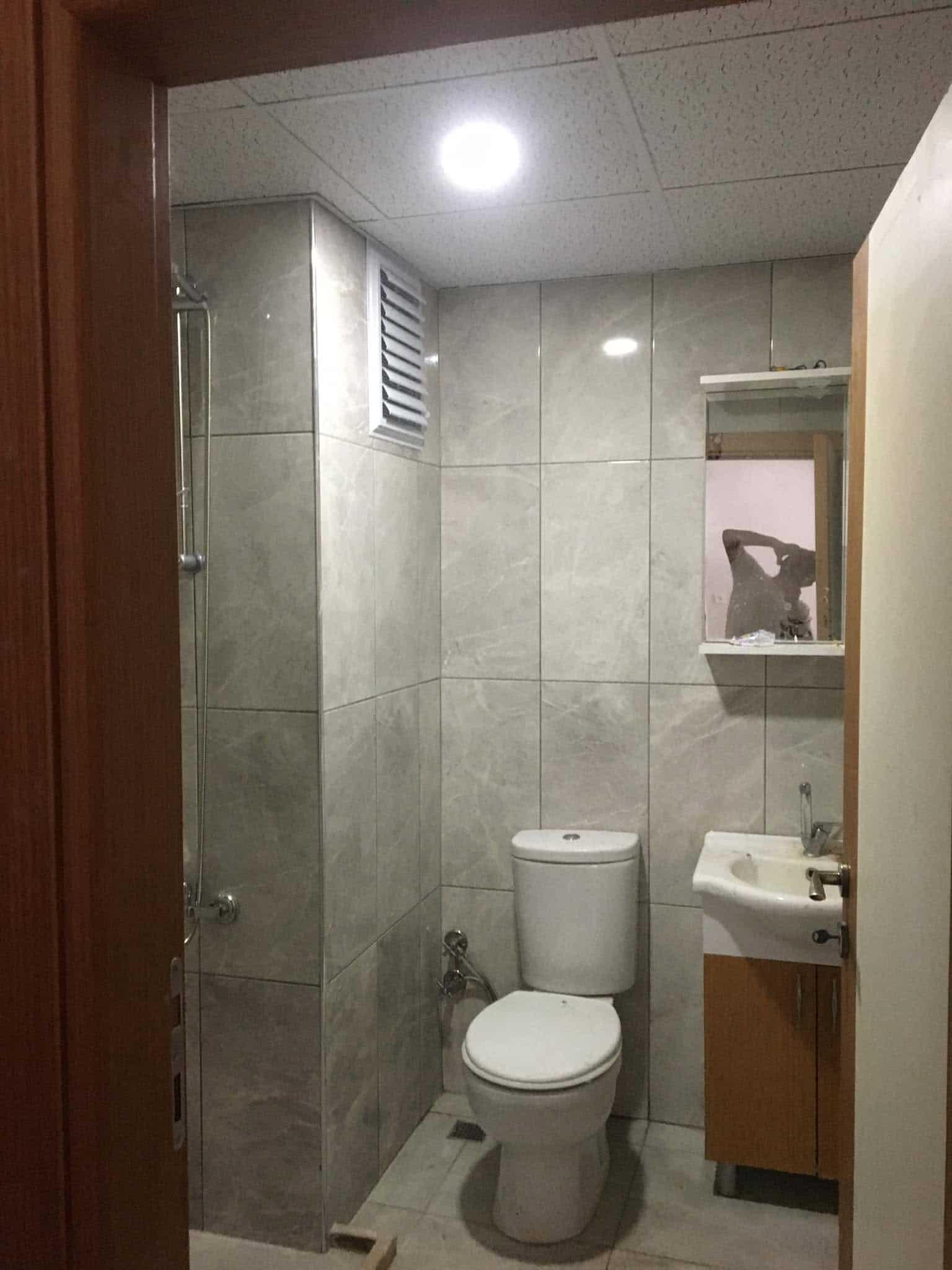 Dar alanda klozet ve lavabo | Rezervuar Su Kaçırıyor: Ne Yapılmalı? | Antalya Su Tesisat