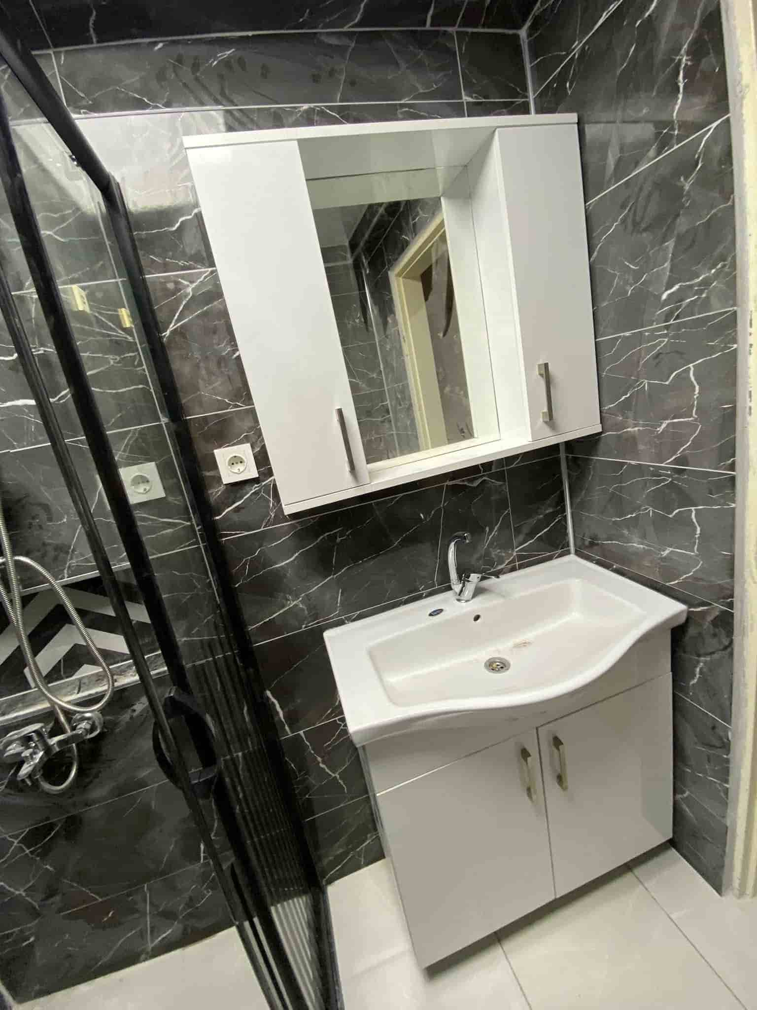 Dusakabin yaninda banyo dolabi | Konyaaltı Su Tesisatçısı | Antalya Su Tesisat