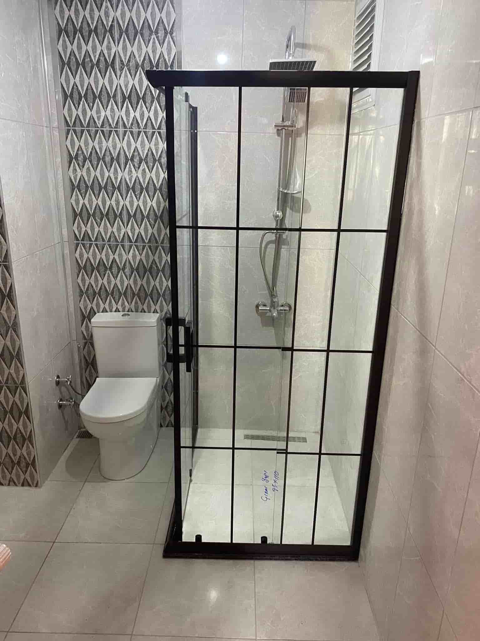 Klozetli siyah cerceveli dusakabin | Alanya Su Tesisatçısı | Antalya Su Tesisat