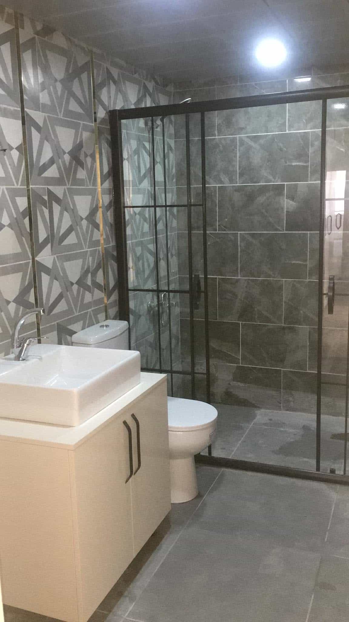 Kuvetli siyah cam dusakabin | Antalya Su Tesisat