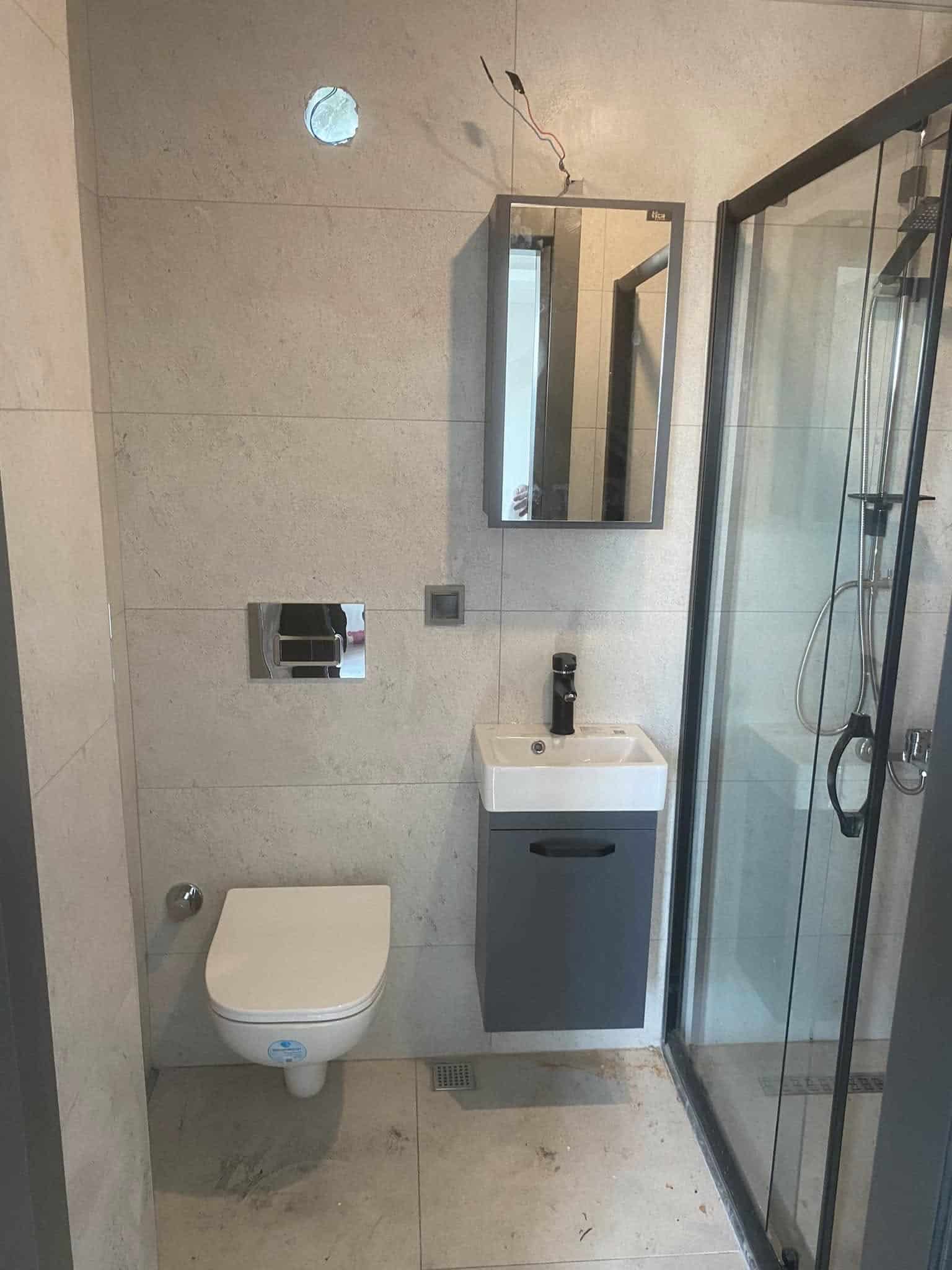 Modern banyoda lavabo dolabi ve asma klozet | Gazipaşa Su Tesisatçısı | Antalya Su Tesisat